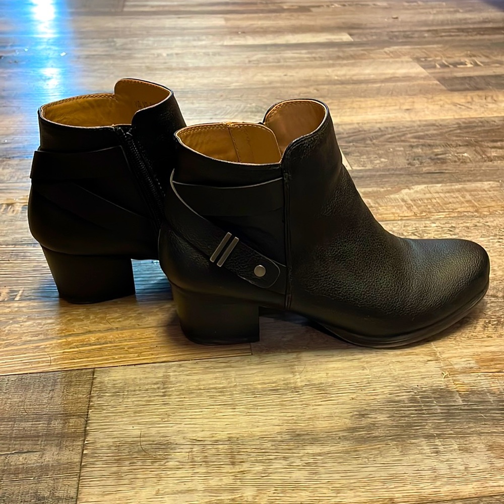 Zip ankle booties
